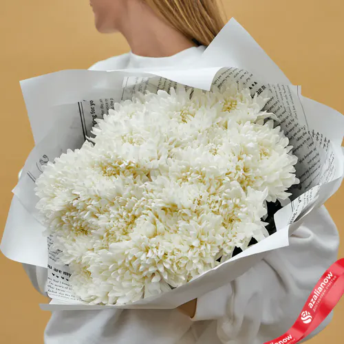 Фото 2: Букет из 19 белых хризантем в газетной бумаге «Невероятная». Сервис доставки цветов AzaliaNow