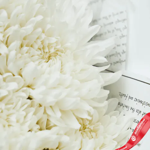 Фото 3: Акция! Букет из 19 белых хризантем в газетной бумаге «Невероятная». Сервис доставки цветов AzaliaNow