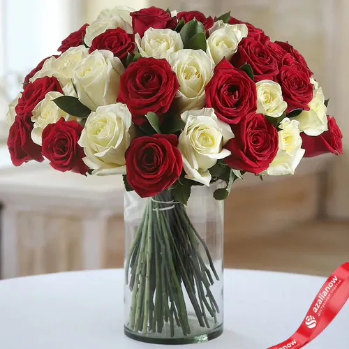 Фото 1: Букет из 25 красных и белых роз. Сервис доставки цветов AzaliaNow