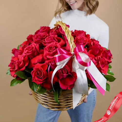Фото 1: Букет из 35 красных роз в плетеной корзине. Сервис доставки цветов AzaliaNow