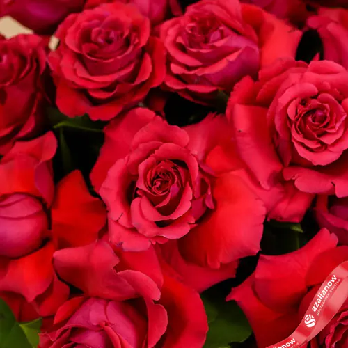 Фото 2: Букет из 35 красных роз в плетеной корзине. Сервис доставки цветов AzaliaNow