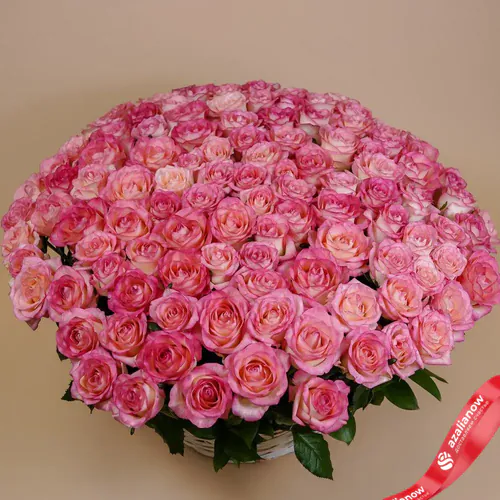 Фото 1: Огромный шикарный букет из 151 розы в корзине. Сервис доставки цветов AzaliaNow