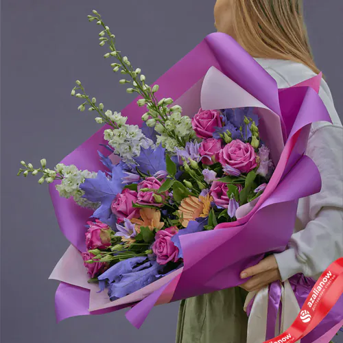 Фото 2: Букет из клематисов, дельфиниумов, роз «Портофино». Сервис доставки цветов AzaliaNow