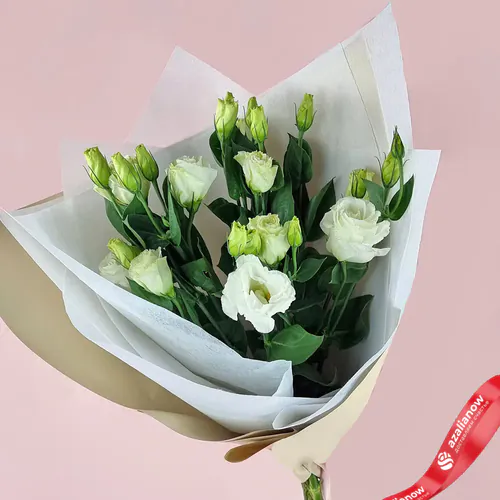 Фото 1: Букет из 3 белых лизиантусов в белой бумаге. Сервис доставки цветов AzaliaNow