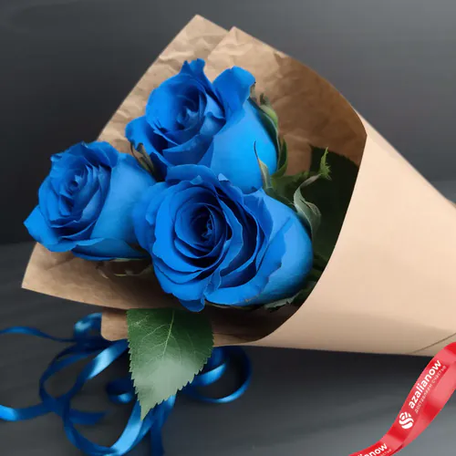 Фото 1: Букет из 3 синих роз в крафтовой бумаге. Сервис доставки цветов AzaliaNow