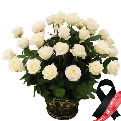 Фото 1: 30 белых роз в корзине. Сервис доставки цветов AzaliaNow