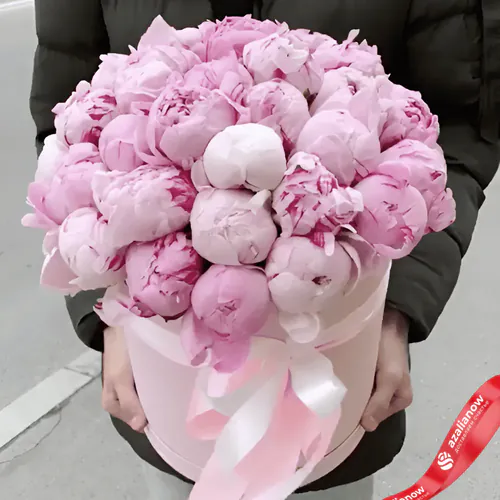 Фото 1: Букет из 31 розового пиона в розовой коробке. Сервис доставки цветов AzaliaNow