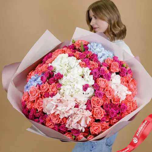 Фото 1: Огромный шикарный букет из роз и гортензий. Сервис доставки цветов AzaliaNow