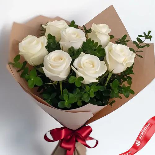 Фото 1: Букет из 7 белых роз в крафте. Сервис доставки цветов AzaliaNow
