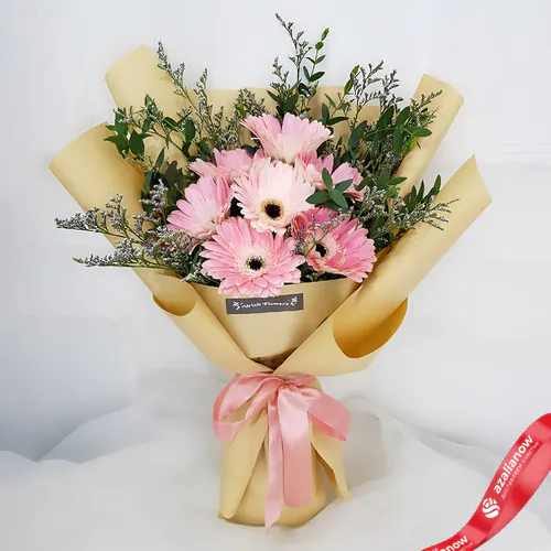 Фото 1: Букет из 7 розовых гербер в кремовой бумаге (букет на День учителя). Сервис доставки цветов AzaliaNow