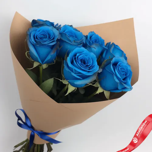 Фото 1: Букет из 7 синих роз в крафтовой бумаге с синей лентой. Сервис доставки цветов AzaliaNow