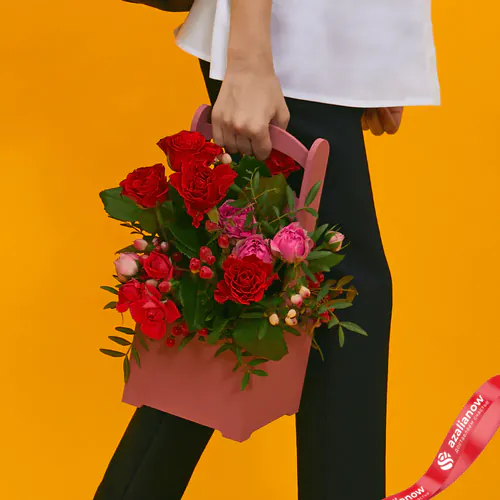 Фото 2: Букет из красных и розовых роз и гиперикума «Рубиновый». Сервис доставки цветов AzaliaNow
