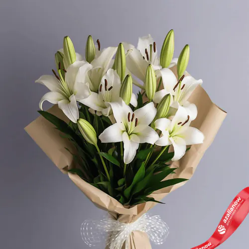Фото 1: Букет из 7 белых лилий в крафте. Сервис доставки цветов AzaliaNow