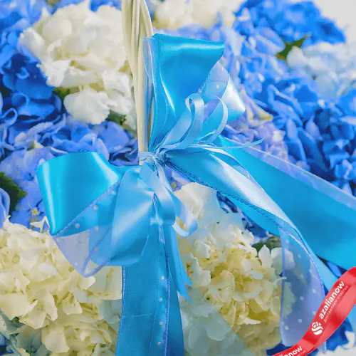 Фото 2: Букет из 5 белых и 8 синих гортензий «Церемония». Сервис доставки цветов AzaliaNow