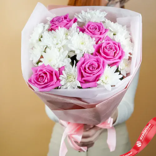 Фото 1: Букет и роз и хризантем «Объятие». Сервис доставки цветов AzaliaNow