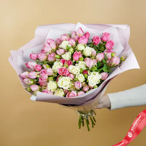Фото 1: Букет из кустовых белых и розовых роз «Время любить». Сервис доставки цветов AzaliaNow