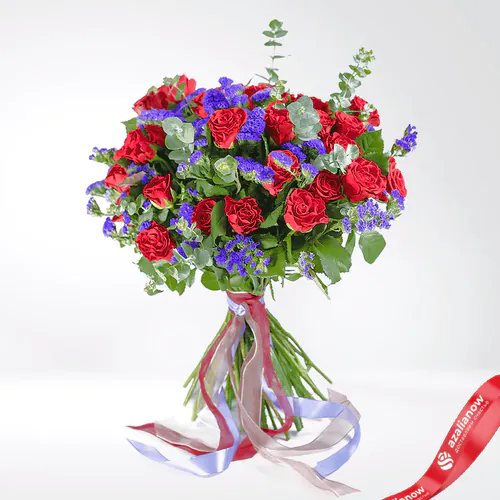 Фото 1: Букет из красных роз и статицы «Стиль». Сервис доставки цветов AzaliaNow