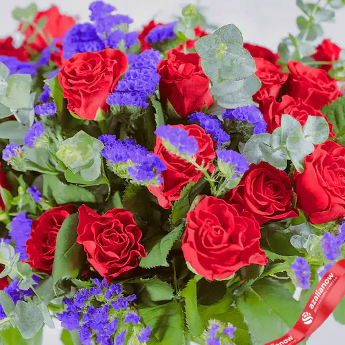 Фото 2: Букет из красных роз и статицы «Стиль». Сервис доставки цветов AzaliaNow