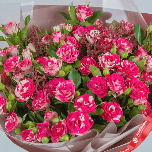 Фото 2: Букет из малиновых роз и астильбы «Будь любимой!». Сервис доставки цветов AzaliaNow