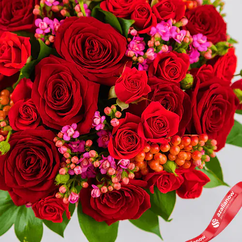 Фото 2: Букет из роз, калины и каланхоэ «Люблю!». Сервис доставки цветов AzaliaNow
