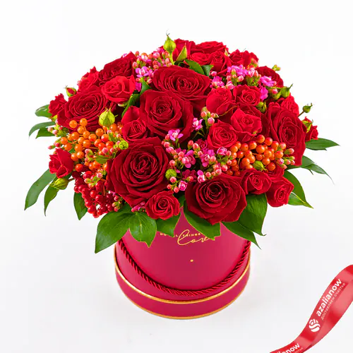 Фото 1: Букет из роз, калины и каланхоэ «Люблю!». Сервис доставки цветов AzaliaNow