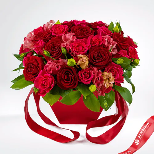 Фото 1: Букет из лизиантусов и роз «Ранец любви». Сервис доставки цветов AzaliaNow