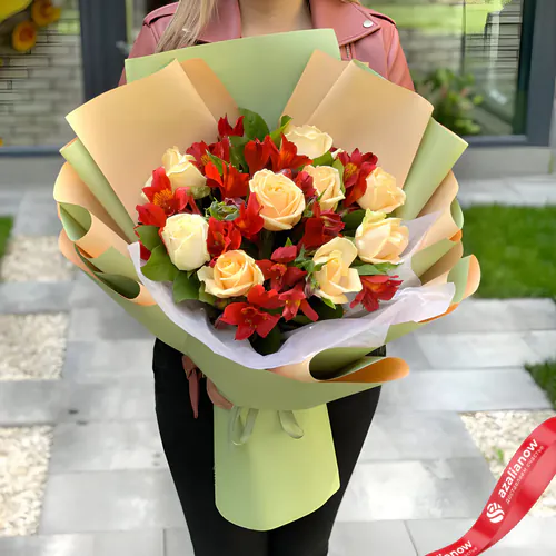 Фото 1: Букет из 6 красных альстромерий и 9 белых роз. Сервис доставки цветов AzaliaNow