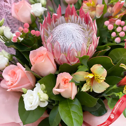 Фото 2: Букет из роз, лизиантусов, протеи «Бонжур, Хеллоу». Сервис доставки цветов AzaliaNow