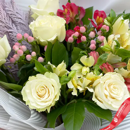 Фото 2: Букет из белых роз, альстромерий и гиперикума «Эсмеральда Роза». Сервис доставки цветов AzaliaNow