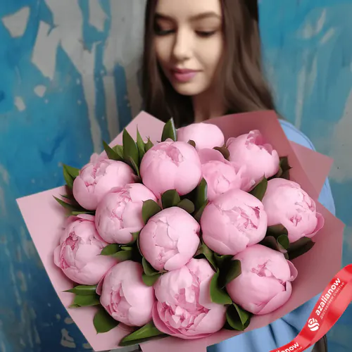 Фото 1: Букет из 13 розовых пионов в розовой упаковке. Сервис доставки цветов AzaliaNow