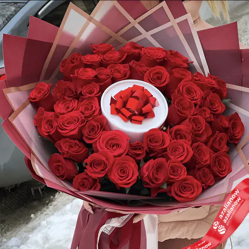 Фото 1: Букет из 51 розы «Страсть сюрприз» + Рафаэлло в подарок. Сервис доставки цветов AzaliaNow