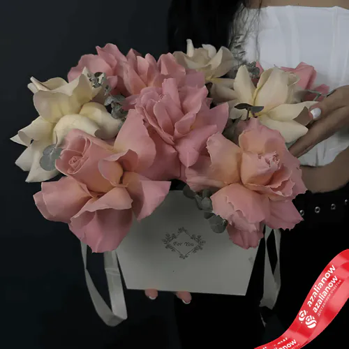 Фото 1: Букет из белых и розовых роз в коробке «Повело». Сервис доставки цветов AzaliaNow
