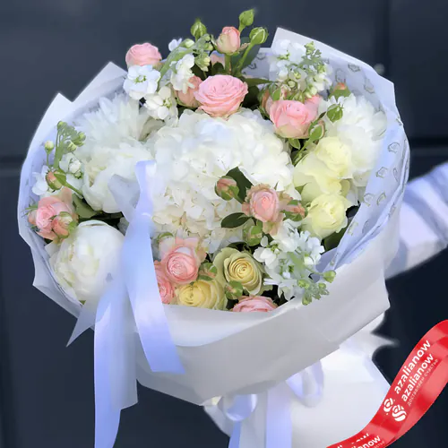 Фото 1: Букет из роз, пионов, маттиол «Целуй меня». Сервис доставки цветов AzaliaNow