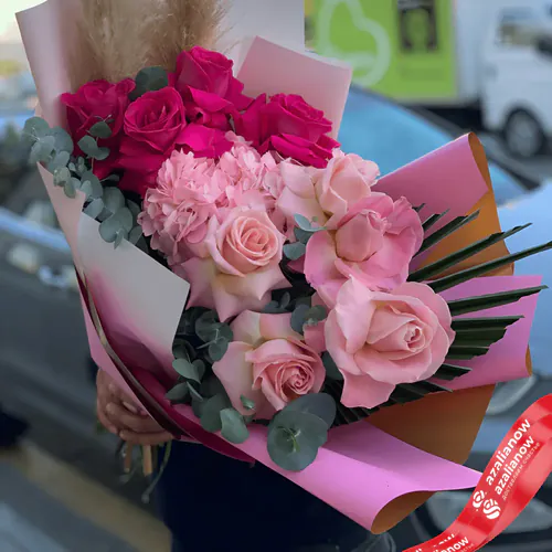 Фото 1: Букет из розовых, малиновых роз и гортензии «Твой шарм». Сервис доставки цветов AzaliaNow