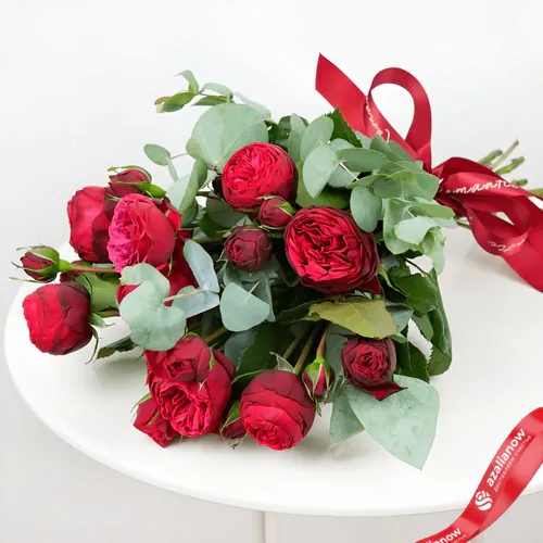 Фото 2: Букет из 5 красных кустовых пионовидных роз. Сервис доставки цветов AzaliaNow