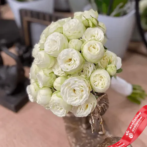 Фото 1: Букет невесты из 11 кустовых пионовидных белых роз. Сервис доставки цветов AzaliaNow