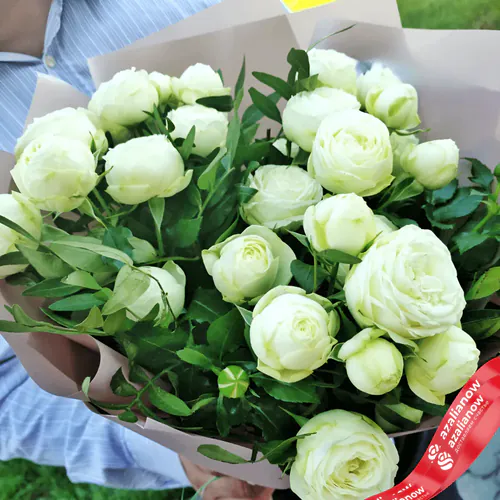 Фото 1: Букет из 5 белых кустовых пионовидных роз. Сервис доставки цветов AzaliaNow