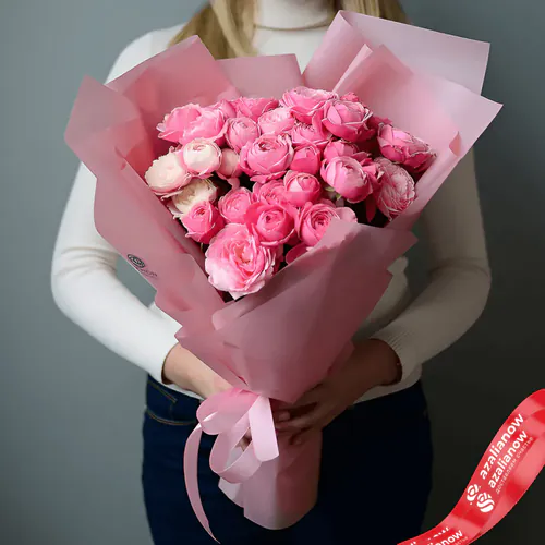 Фото 1: Букет из 7 розовых кустовых пионовидных роз в розовой упаковке. Сервис доставки цветов AzaliaNow