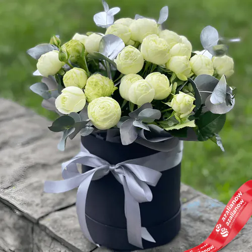 Фото 1: Букет из 9 белых кустовых пионовидных роз «Мороженое в коробке». Сервис доставки цветов AzaliaNow