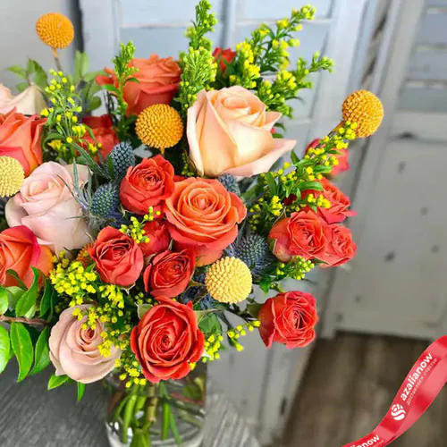 Фото 2: Букет из роз, краспедий, эрингиума «Инга». Сервис доставки цветов AzaliaNow