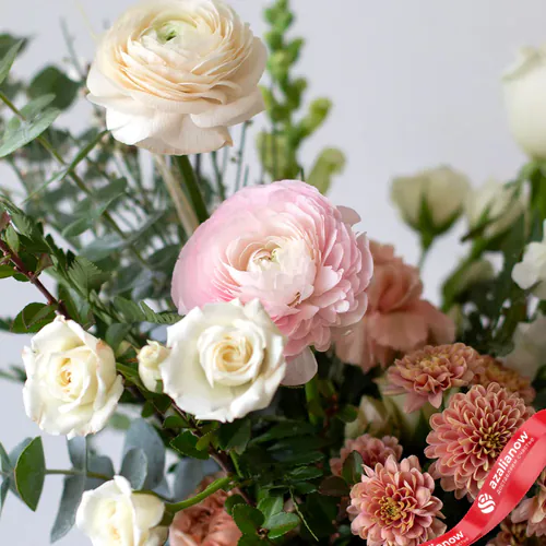 Фото 2: Букет из роз, ранункулюсов и хризантемы «Медея». Сервис доставки цветов AzaliaNow