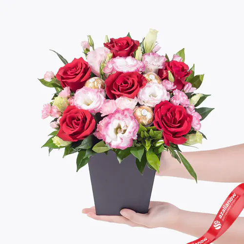 Фото 1: Букет роз, лизиантусов и конфет «Райя». Сервис доставки цветов AzaliaNow