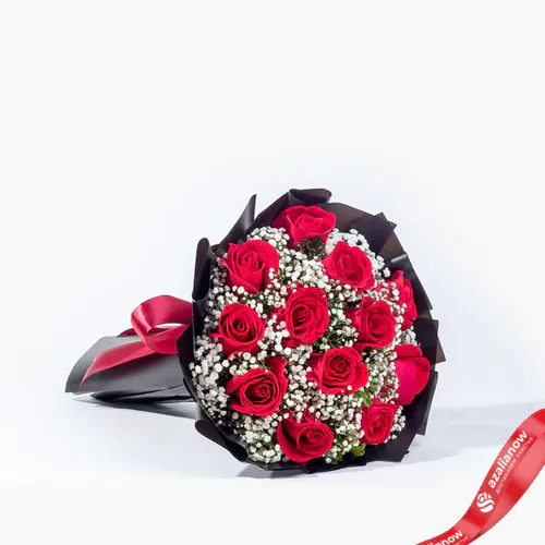 Фото 1: Букет из красных роз и гипсофил в черной упаковке «Стелла». Сервис доставки цветов AzaliaNow