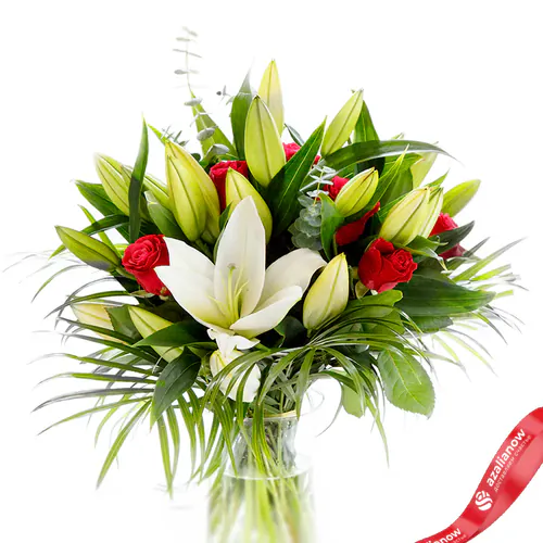 Фото 1: Букет из белых лилий и красных роз «Берта». Сервис доставки цветов AzaliaNow
