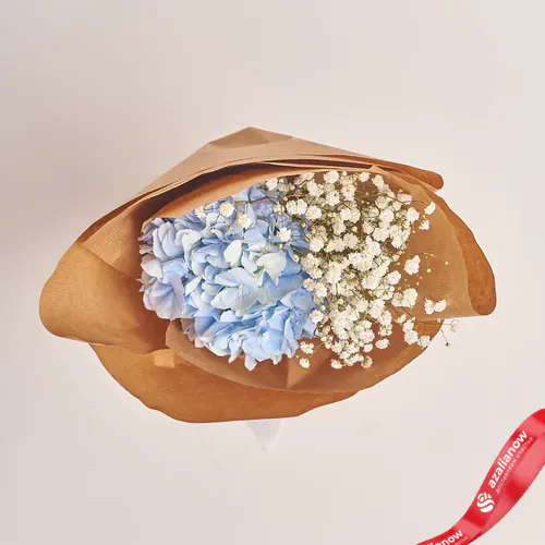 Фото 2: Букет из голубой гортензии и гипсофилы в крафте. Сервис доставки цветов AzaliaNow