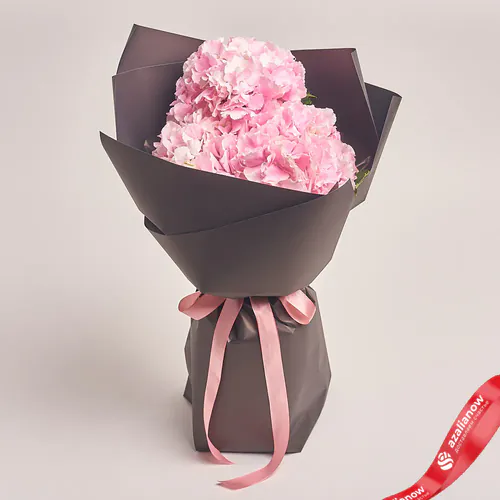 Фото 1: Букет из 3 розовых гортензий в темно-серой пленке. Сервис доставки цветов AzaliaNow