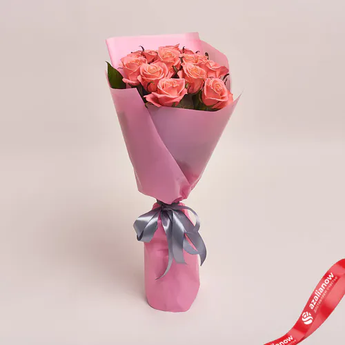 Фото 1: Букет из 15 коралловых роз в розовой пленке. Сервис доставки цветов AzaliaNow