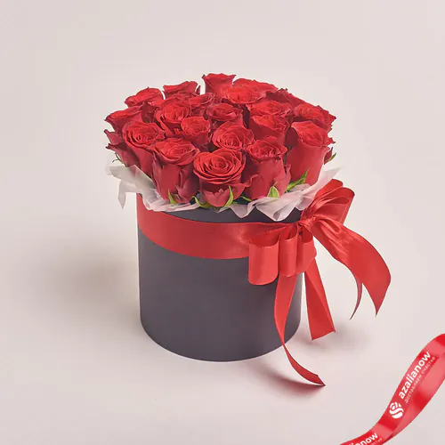 Фото 1: Букет из 21 красной розы в черной коробке. Сервис доставки цветов AzaliaNow