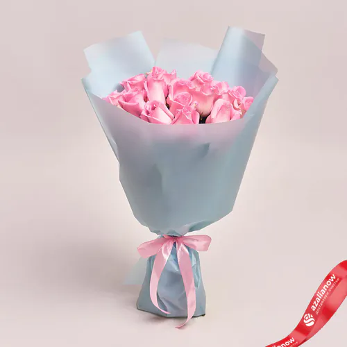 Фото 1: Букет из 15 розовых роз в голубой пленке «Розовая премия». Сервис доставки цветов AzaliaNow