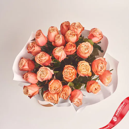 Фото 2: Букет из 25 пионовидных коралловых роз в белой бумаге. Сервис доставки цветов AzaliaNow